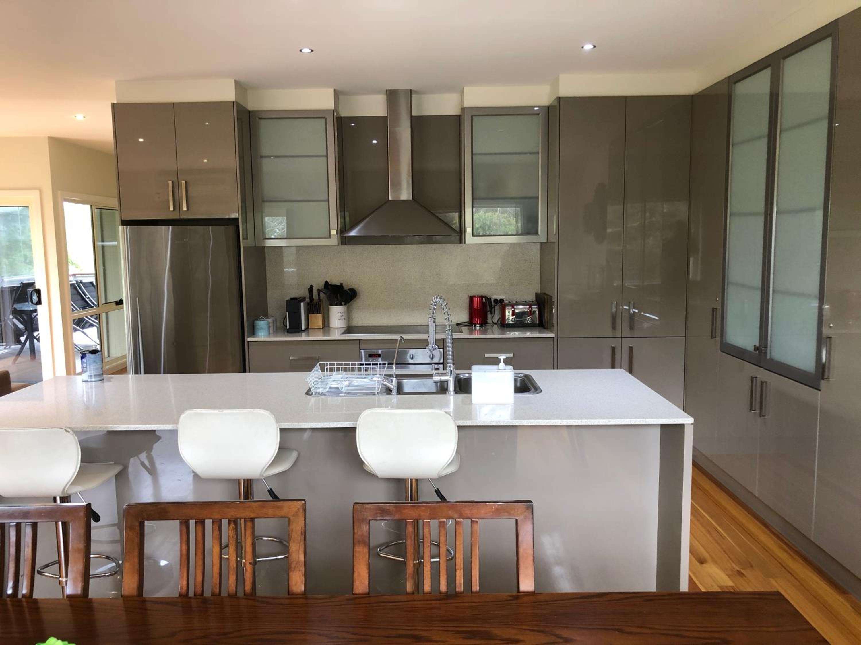 Grand Escape McKenzie - solar heated Pool WiFi, Netflix 5 bdrm 4bthrm, free 8kW EV chging