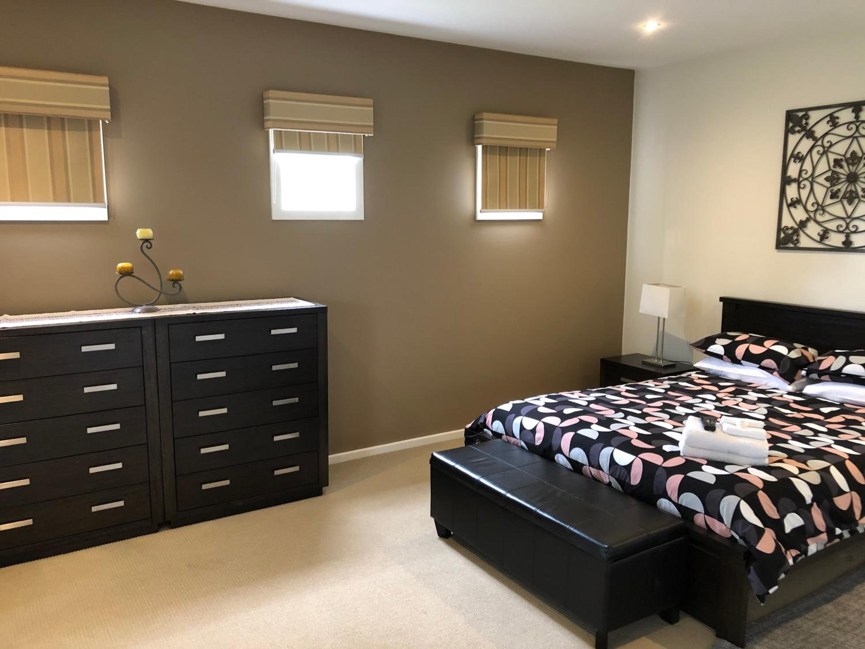 Grand Escape McKenzie - solar heated Pool WiFi, Netflix 5 bdrm 4bthrm, free 8kW EV chging