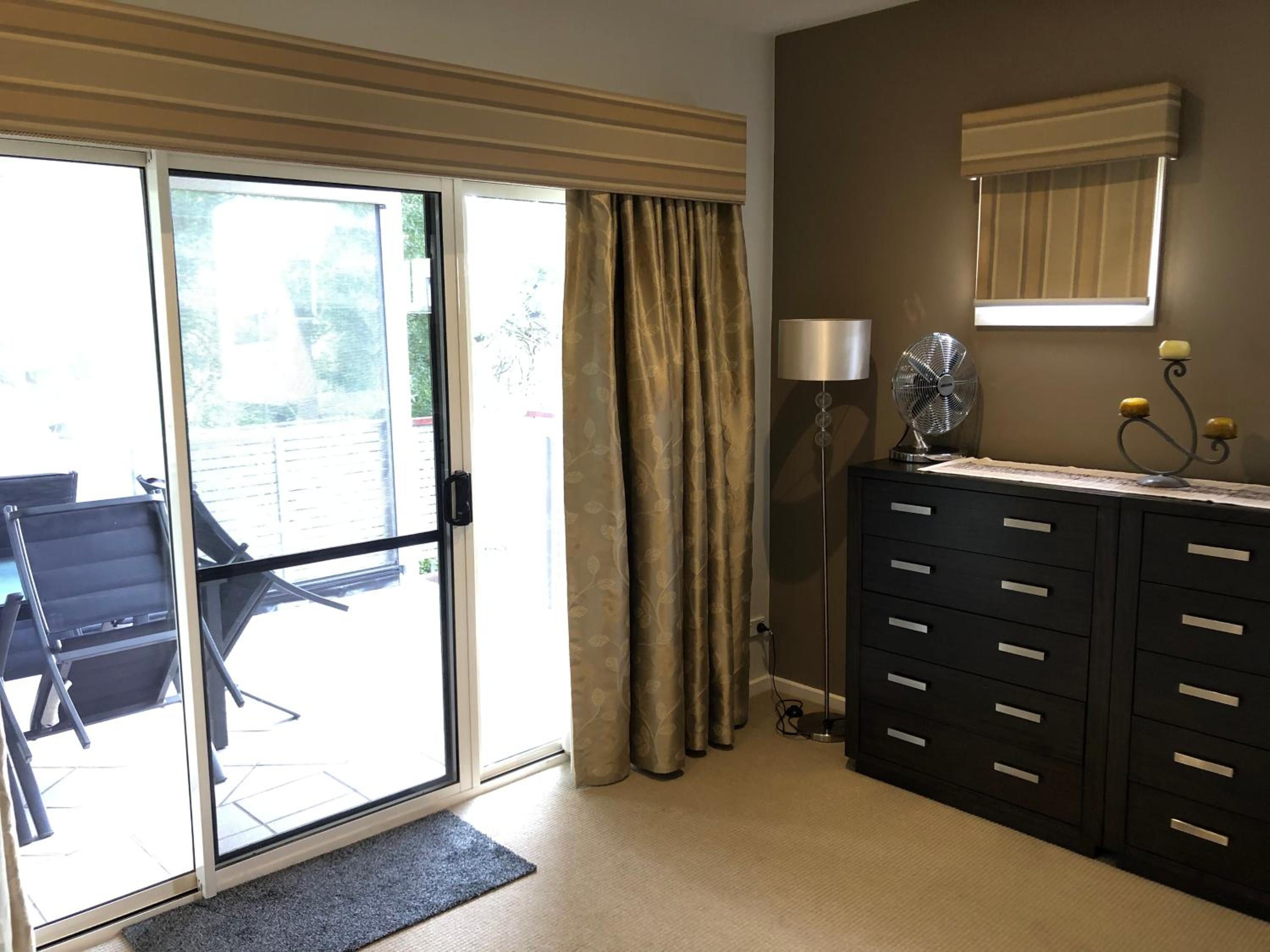 Grand Escape McKenzie - solar heated Pool WiFi, Netflix 5 bdrm 4bthrm, free 8kW EV chging