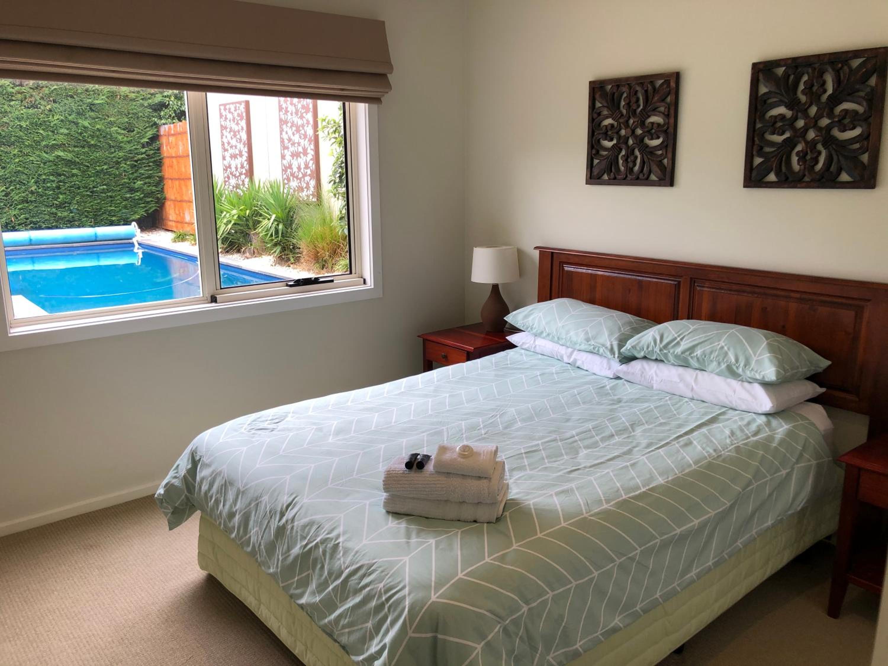 Grand Escape McKenzie - solar heated Pool WiFi, Netflix 5 bdrm 4bthrm, free 8kW EV chging