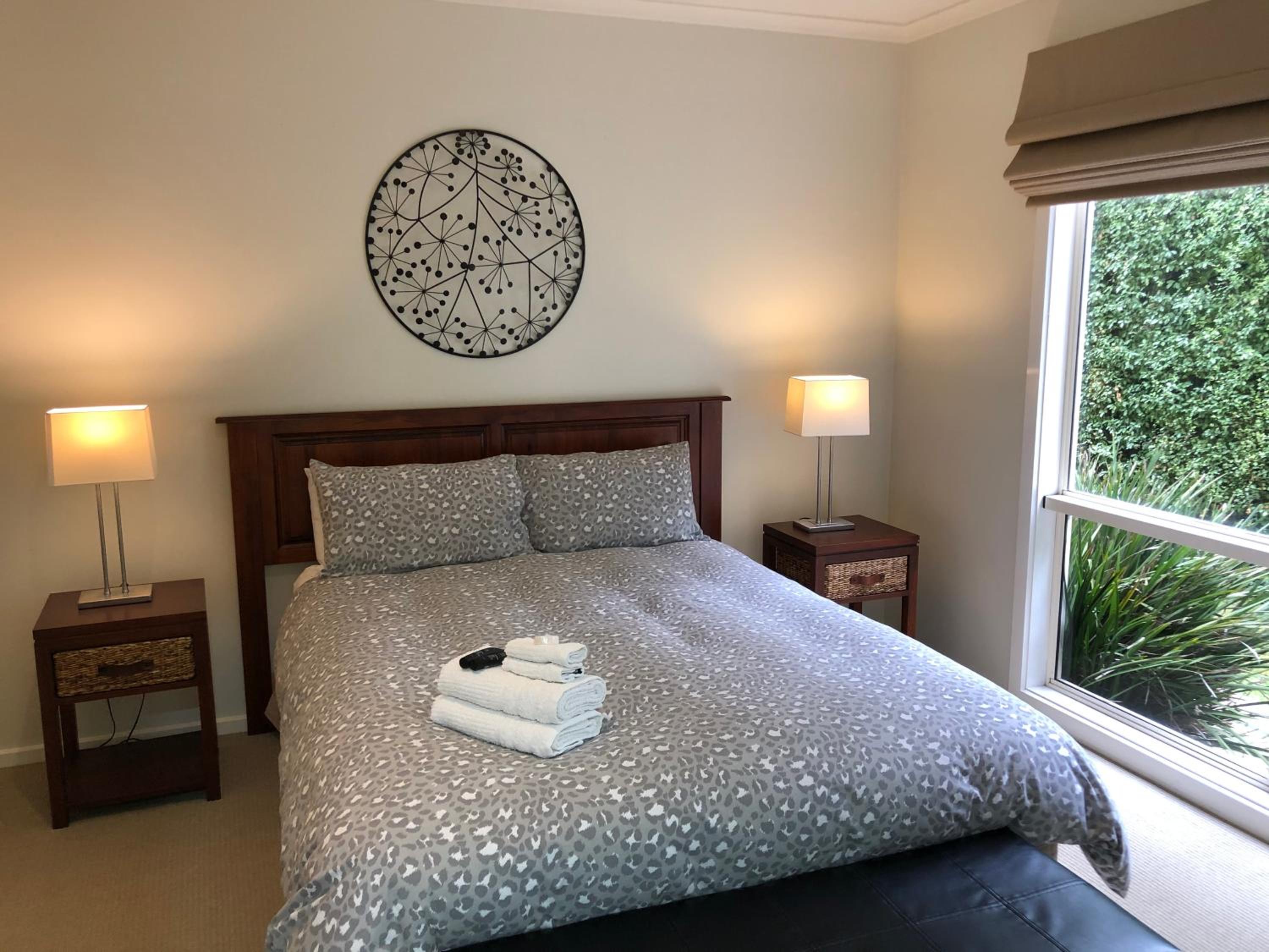Grand Escape McKenzie - solar heated Pool WiFi, Netflix 5 bdrm 4bthrm, free 8kW EV chging