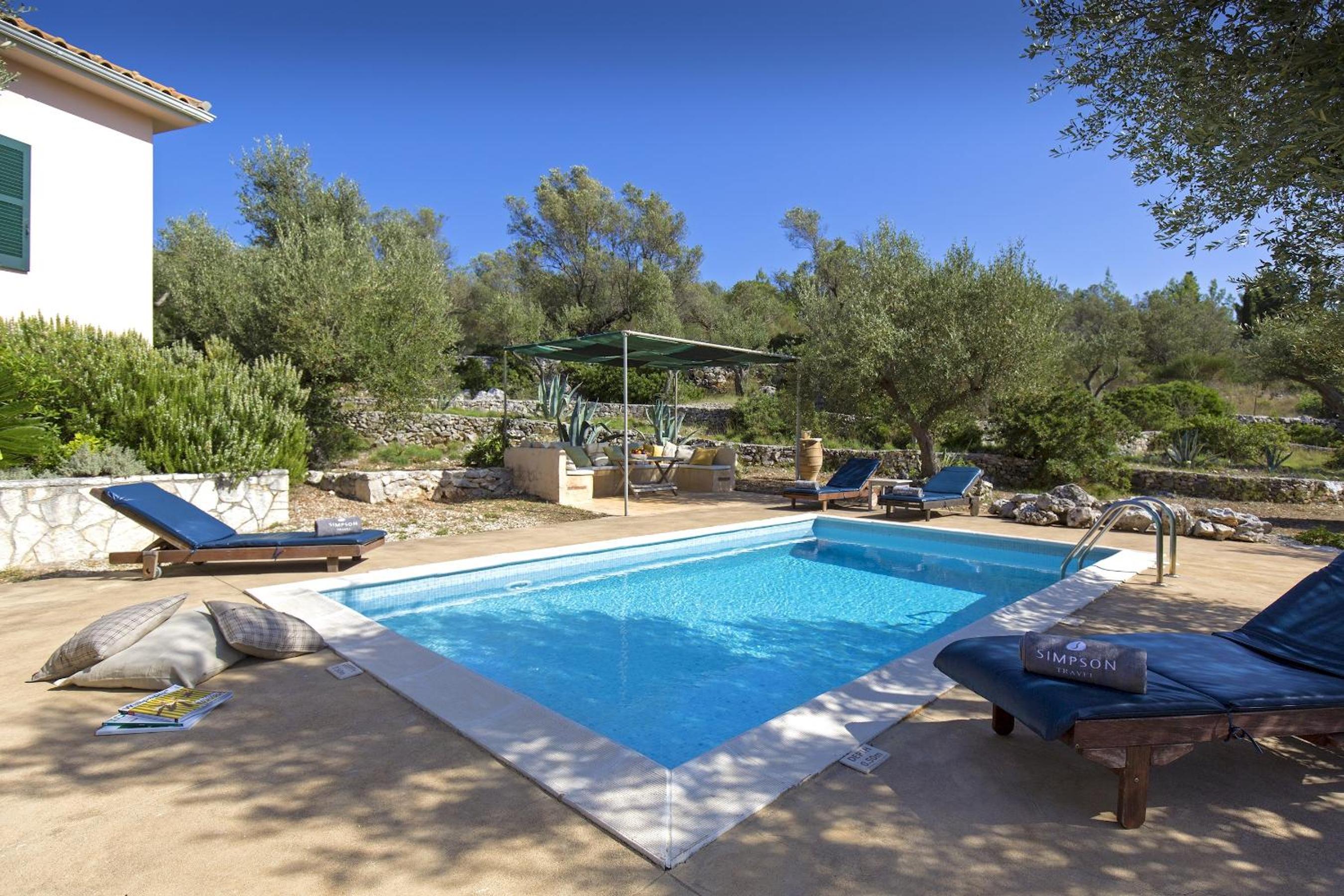 Loutsa Villa