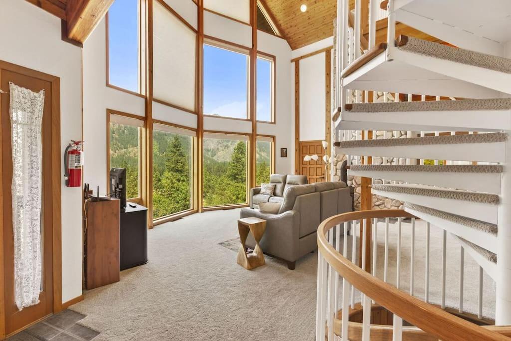 Majestic Mountain View Home Near Leavenworth view 2