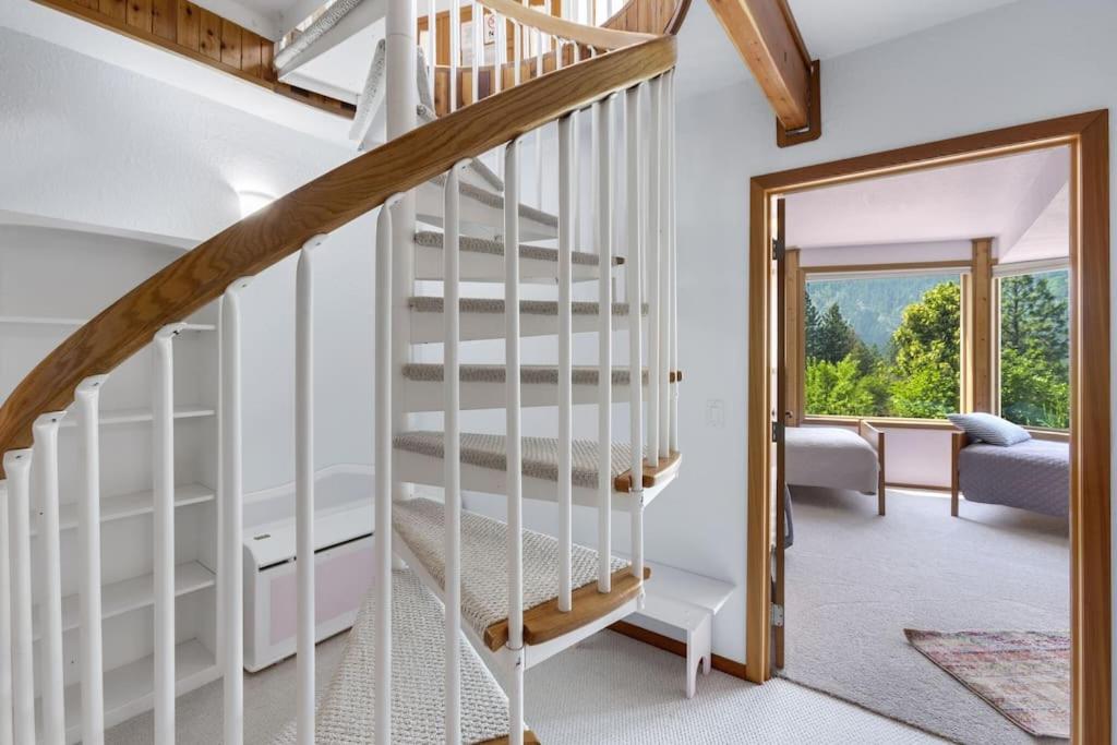 Majestic Mountain View Home Near Leavenworth view 3