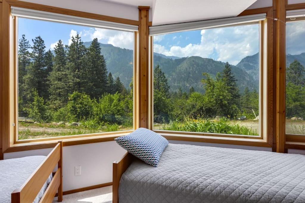 Majestic Mountain View Home Near Leavenworth view 5