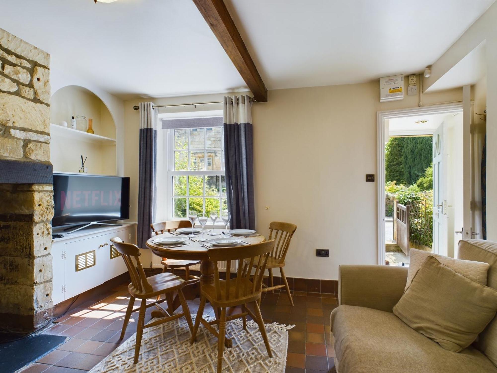 Romantic Cottage in the Cotswolds with Private Parking and WiFi view 3