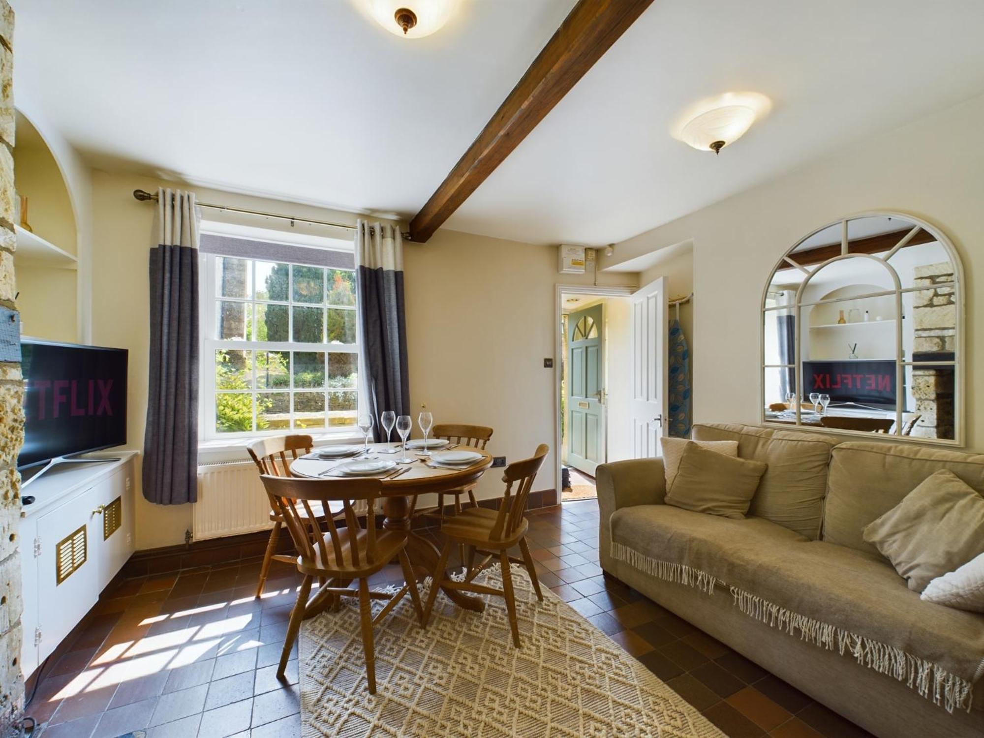 Romantic Cottage in the Cotswolds with Private Parking and WiFi view 5