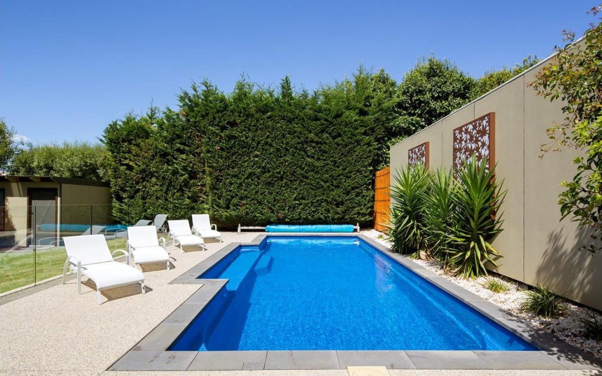 Grand Escape McKenzie - solar heated Pool WiFi, Netflix 5 bdrm 4bthrm, free 8kW EV chging
