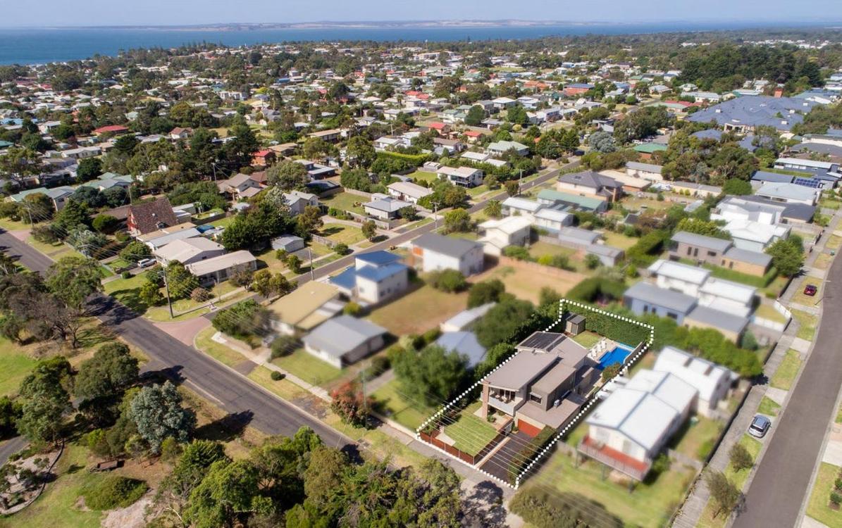 Grand Escape McKenzie - solar heated Pool WiFi, Netflix 5 bdrm 4bthrm, free 8kW EV chging