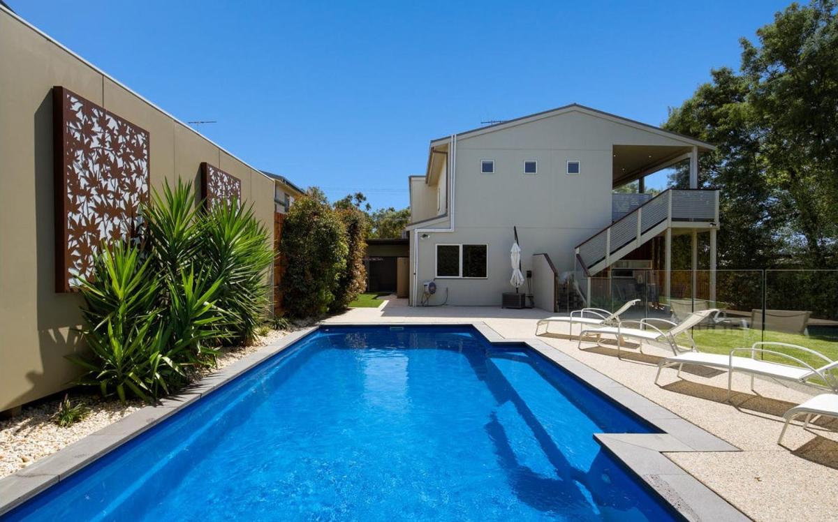 Grand Escape McKenzie - solar heated Pool WiFi, Netflix 5 bdrm 4bthrm, free 8kW EV chging