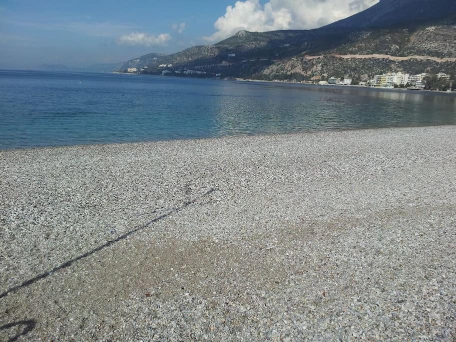 Cozy Seaside Apartment Loutraki