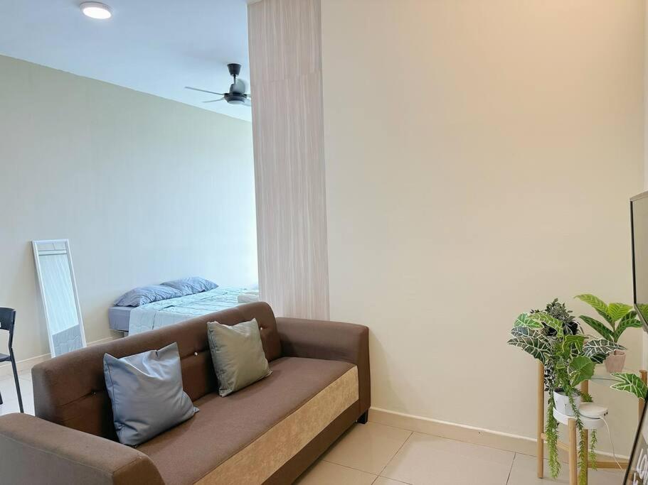 JB City Sunset Studio Paradigm Sutera & UTM Wifi 4pax