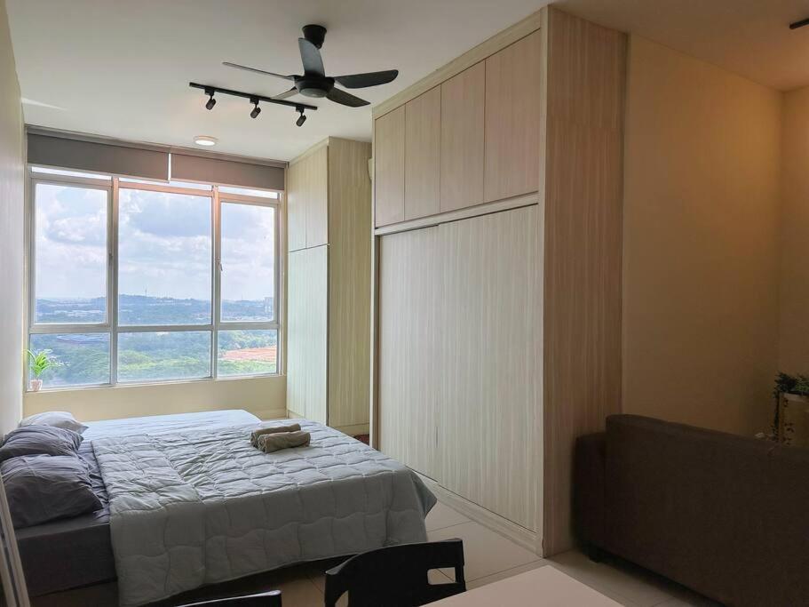 JB City Sunset Studio Paradigm Sutera & UTM Wifi 4pax