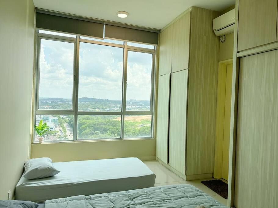JB City Sunset Studio Paradigm Sutera & UTM Wifi 4pax