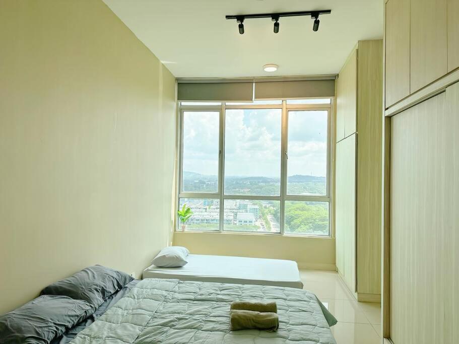 JB City Sunset Studio Paradigm Sutera & UTM Wifi 4pax