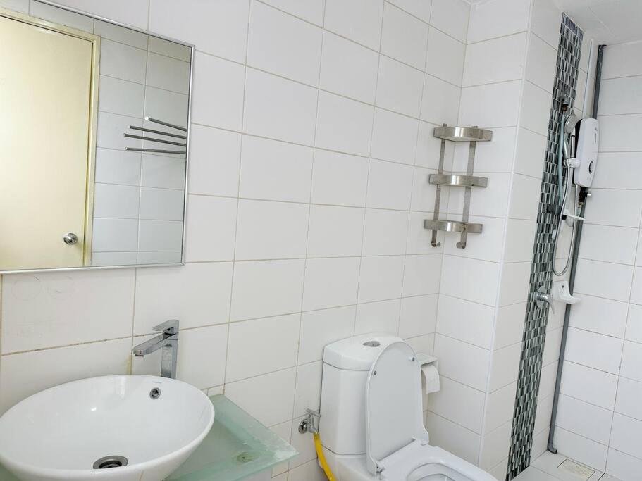 JB City Sunset Studio Paradigm Sutera & UTM Wifi 4pax