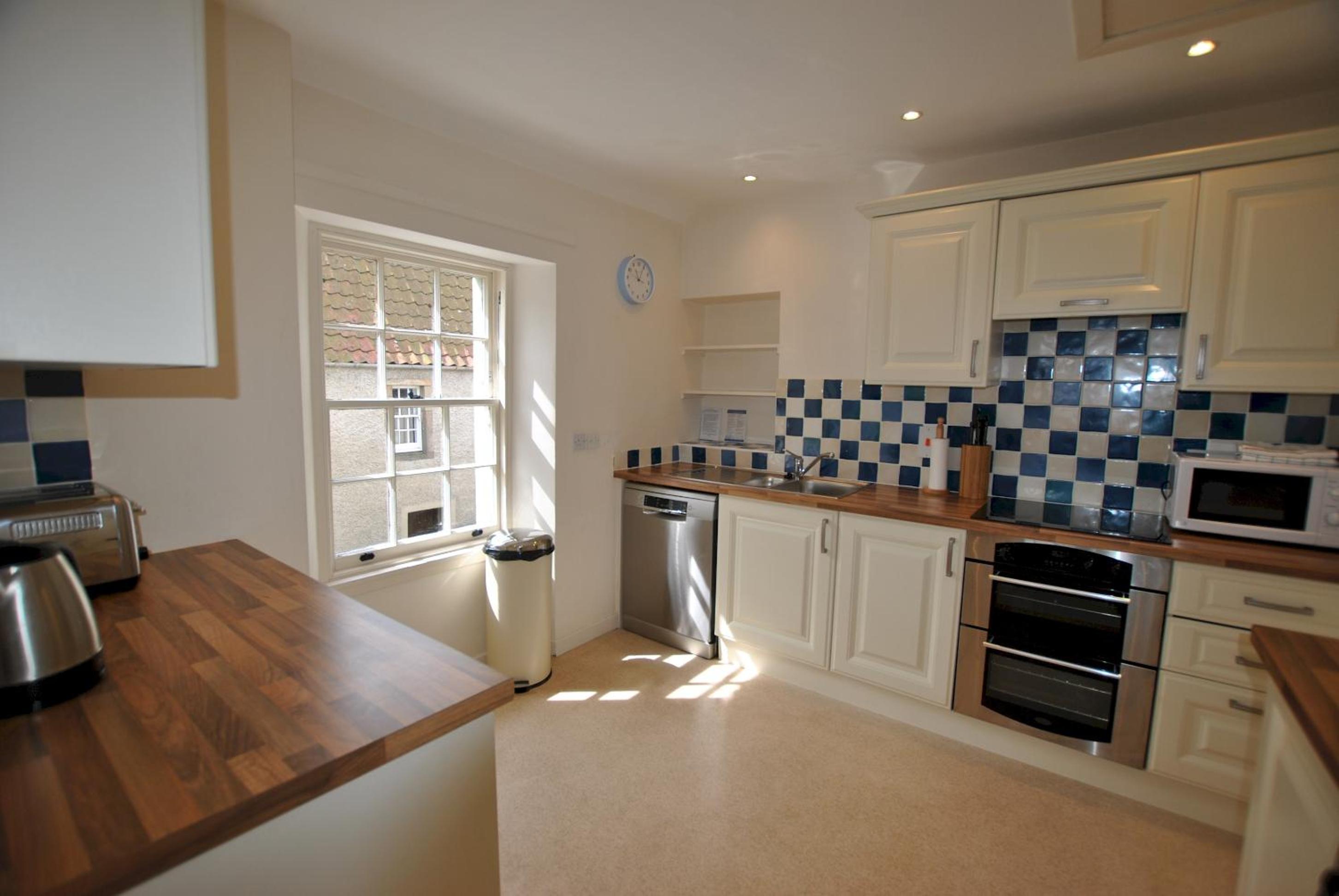 Dolphin Cottage- traditional cottage on Fife Coast view 4