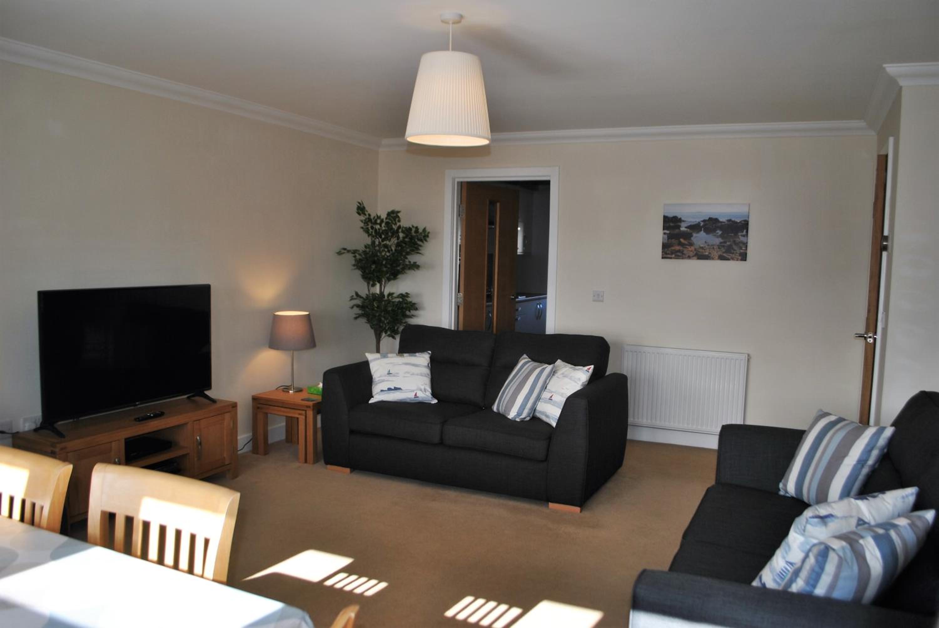 Forth View- stylish upper apartment with sea views view 3