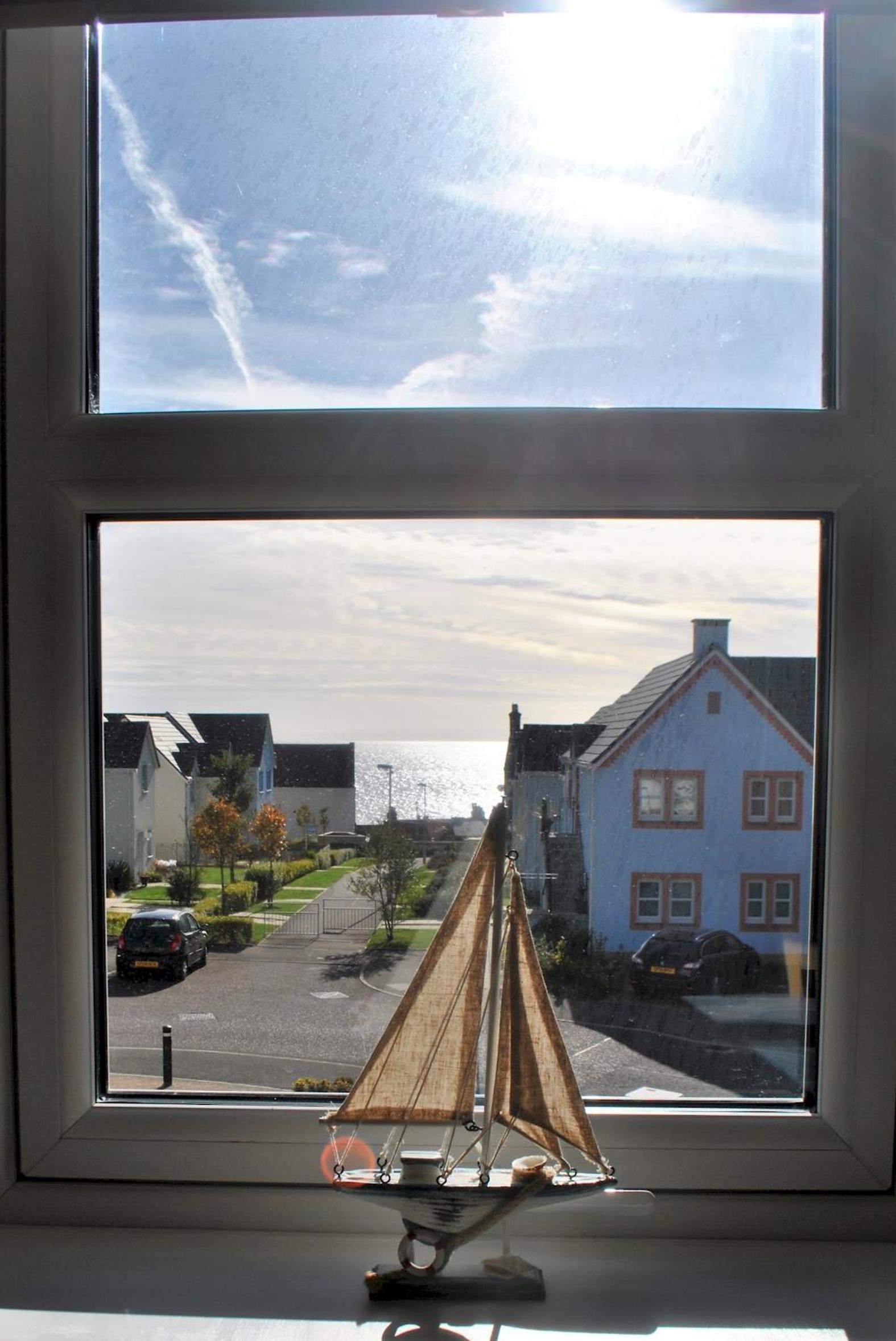Forth View- stylish upper apartment with sea views view 5