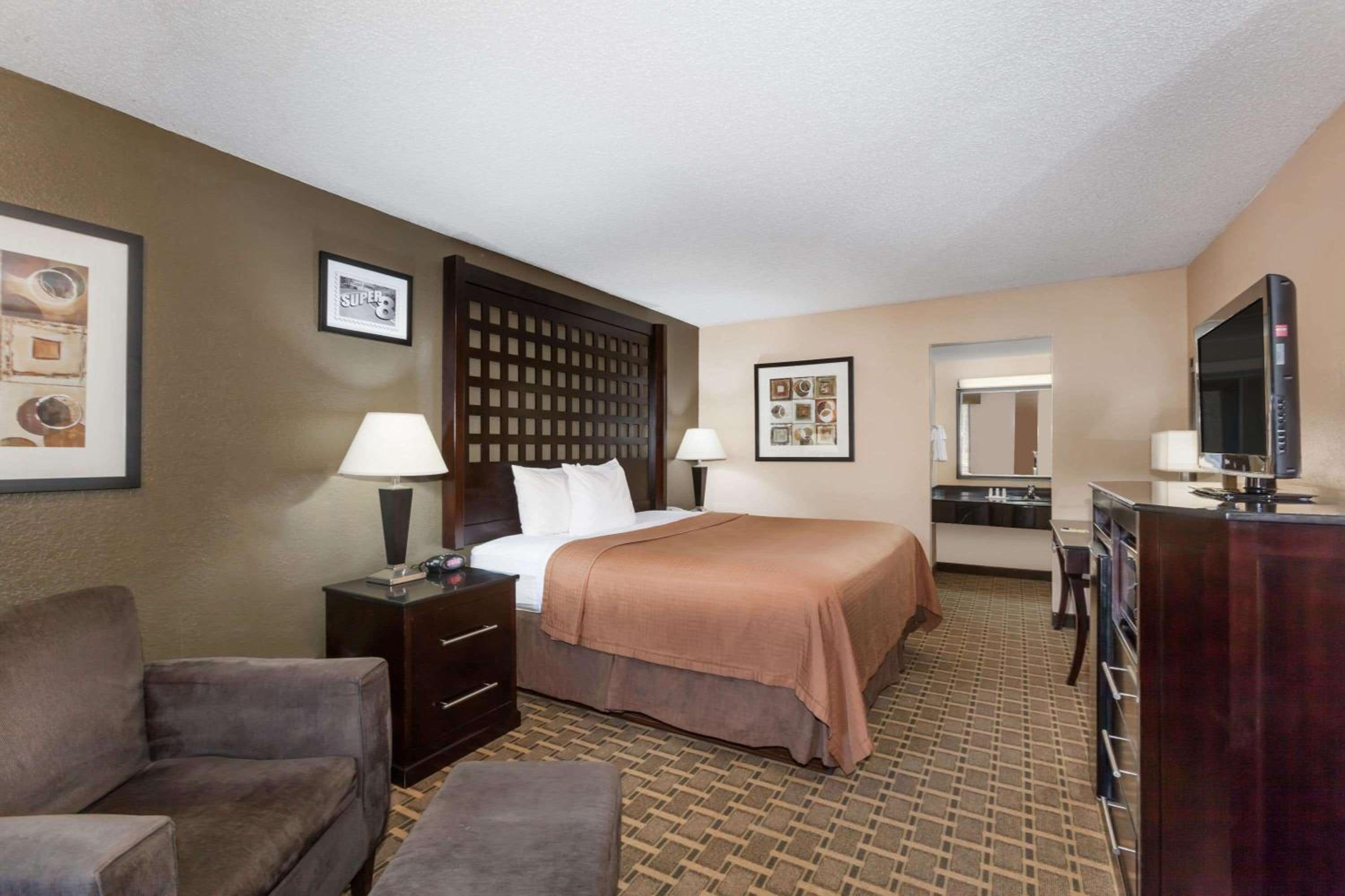 Super 8 by Wyndham Atoka view 2