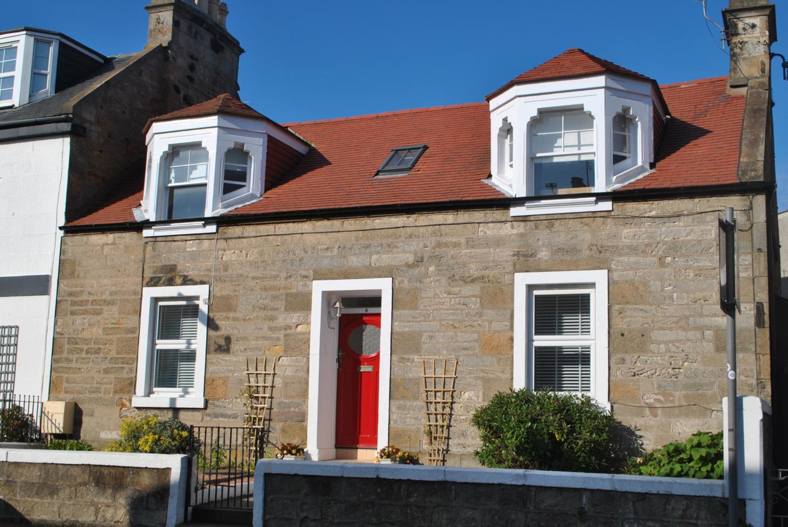 Craws Nest Cottage- stylish traditional home view 2