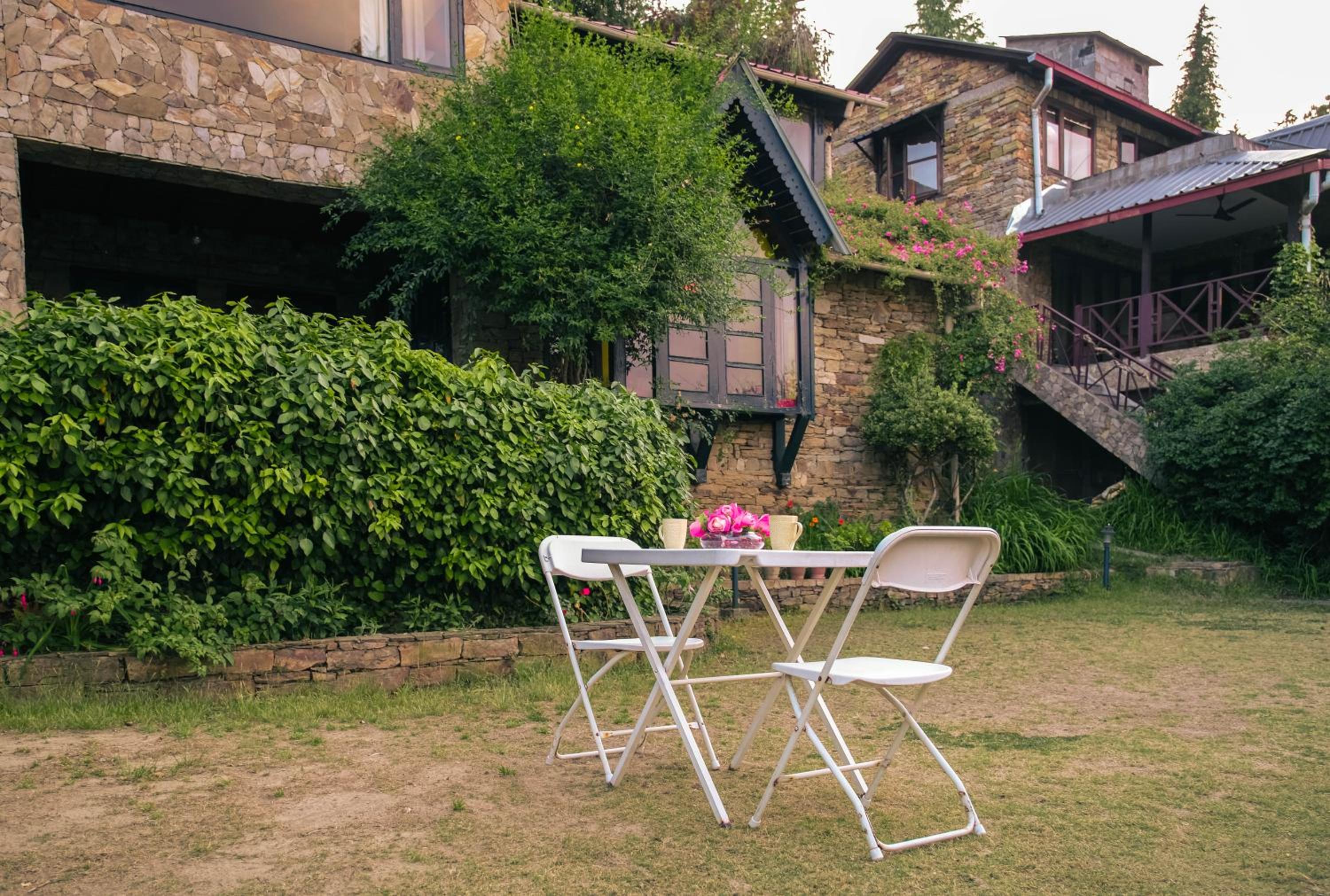 Hostie Onella - Private 3BHK Mountain Chalet with breathtaking Himalayan views view 4