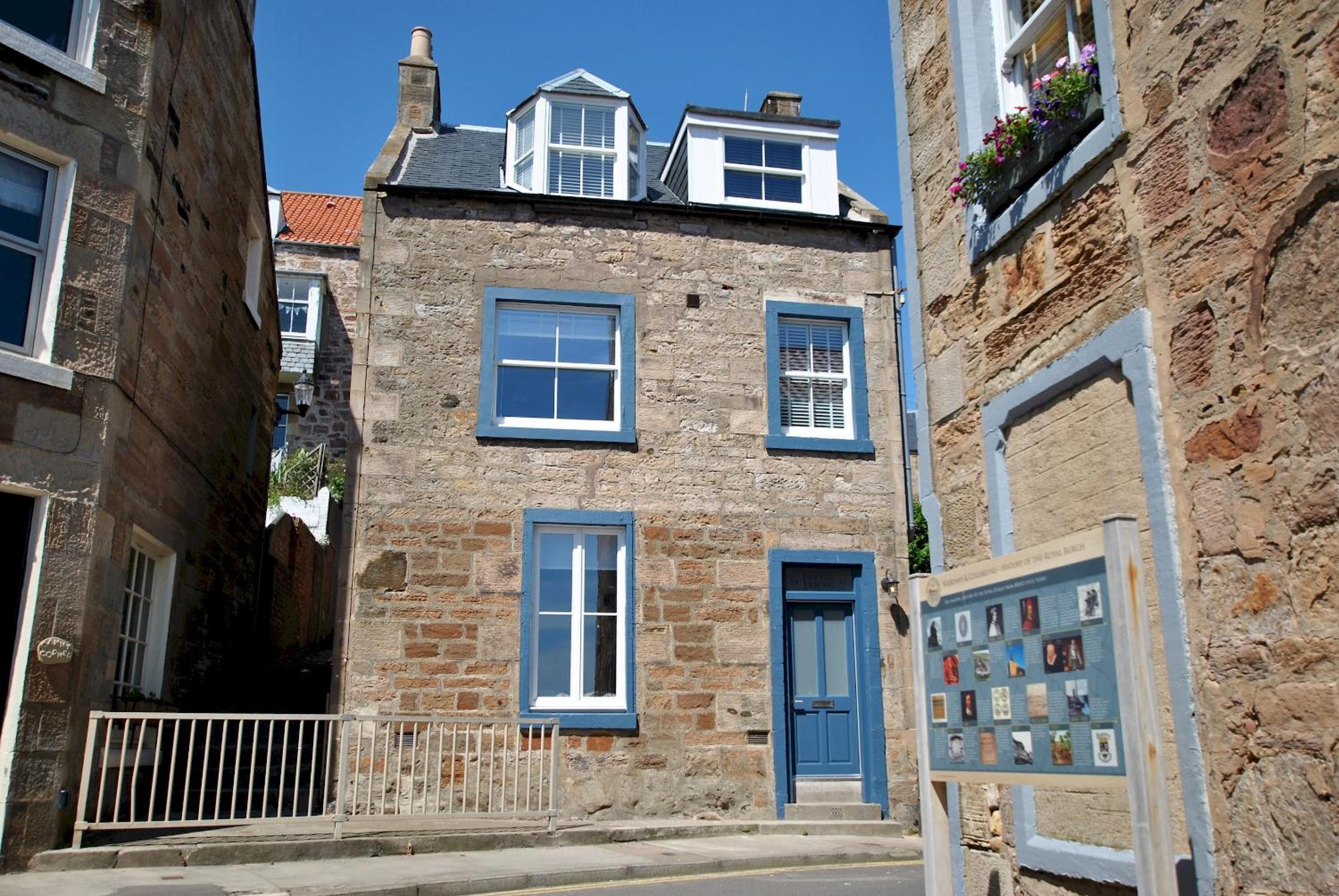 Puffin House- stylish home by the sea