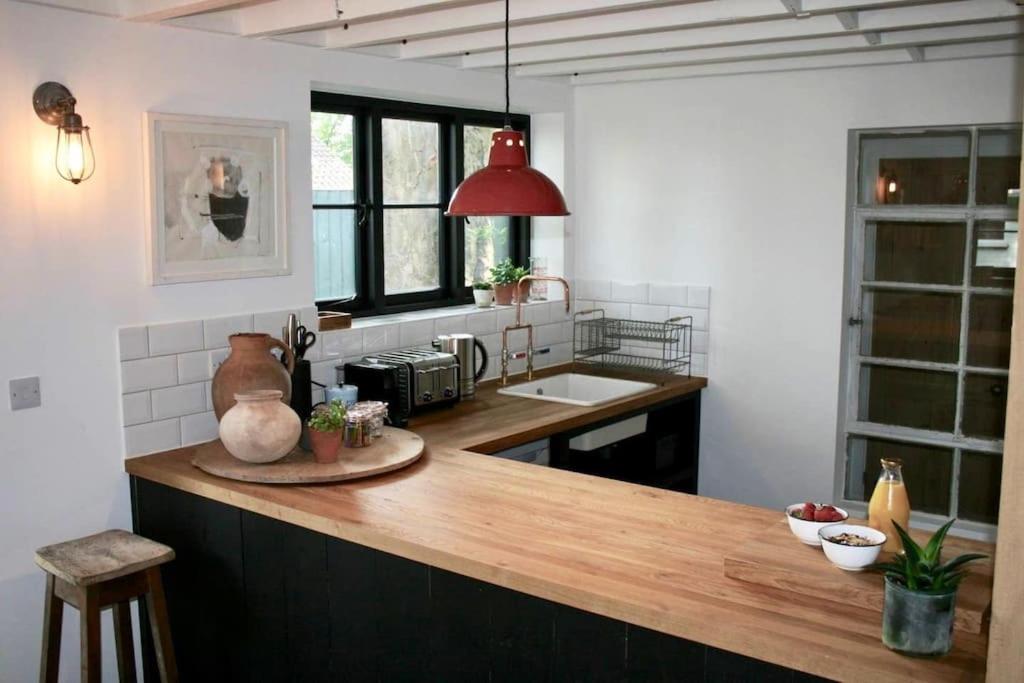 The Post Barn, beautiful barn conversion 10mins from Winchester view 4