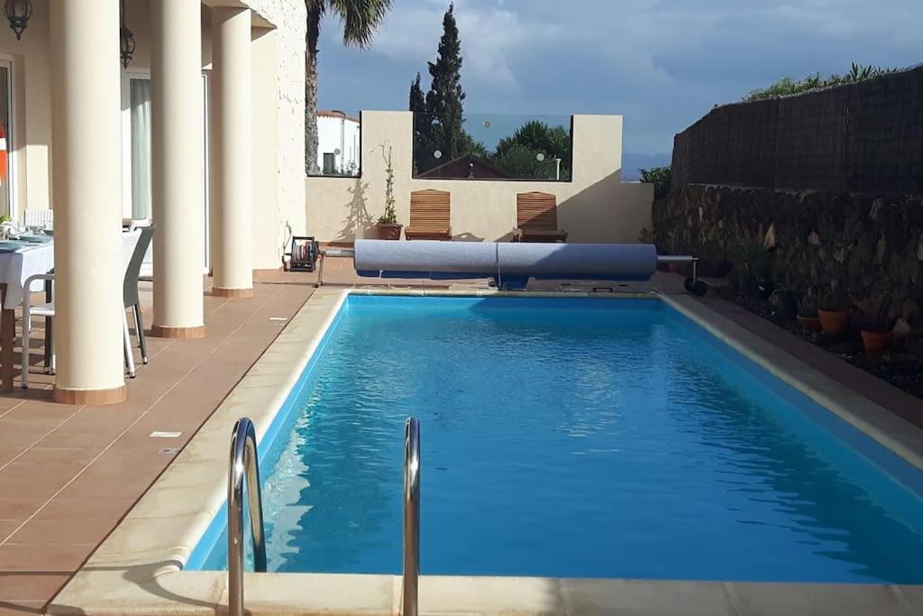 Doce Palmeras, stunning villa in beautiful gardens