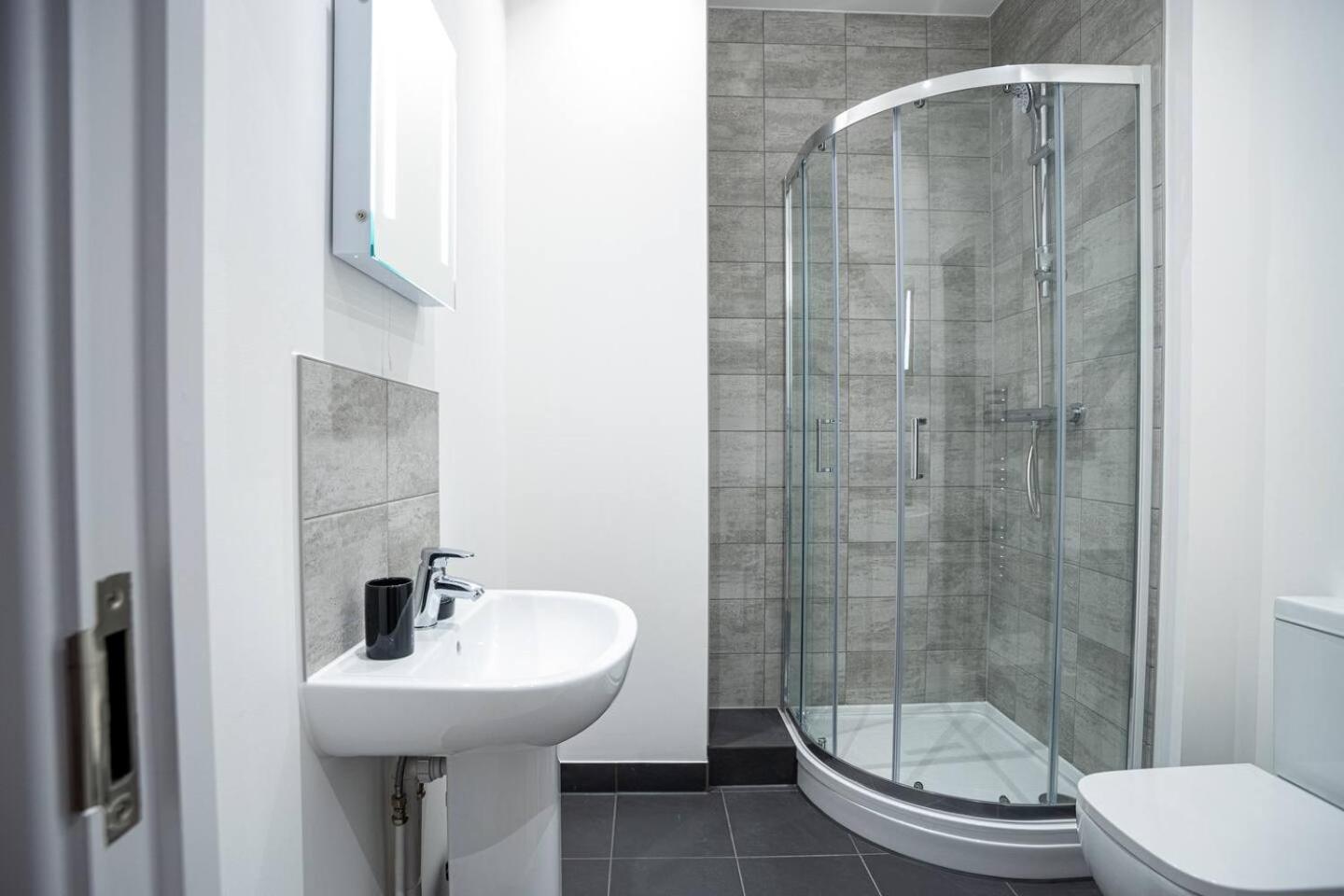 Ground Floor 2 Bedroom Apartment - Bayard Apartments view 4