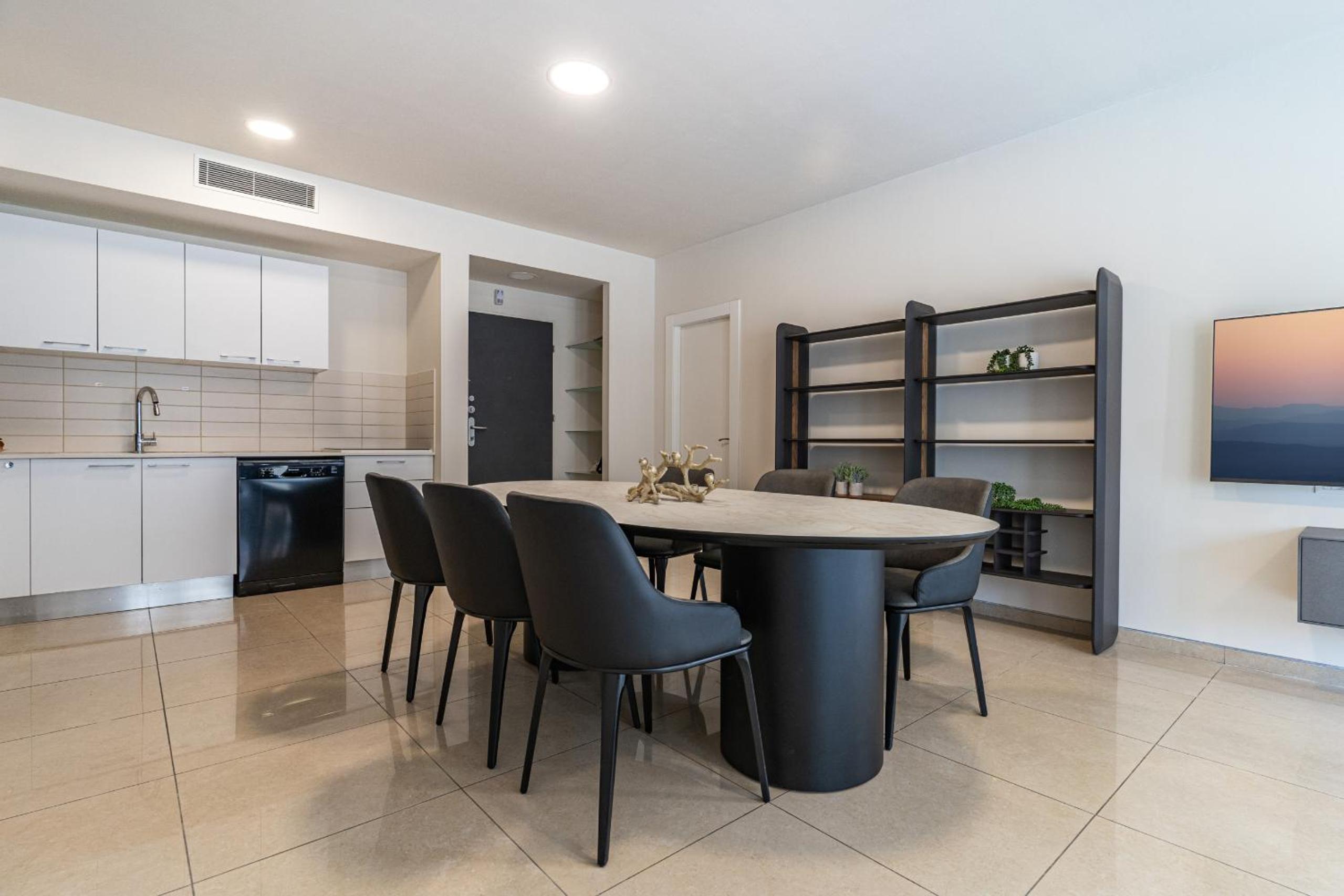 Luxury and Large 2 Bedroom - Rav Kuk Residence view 4