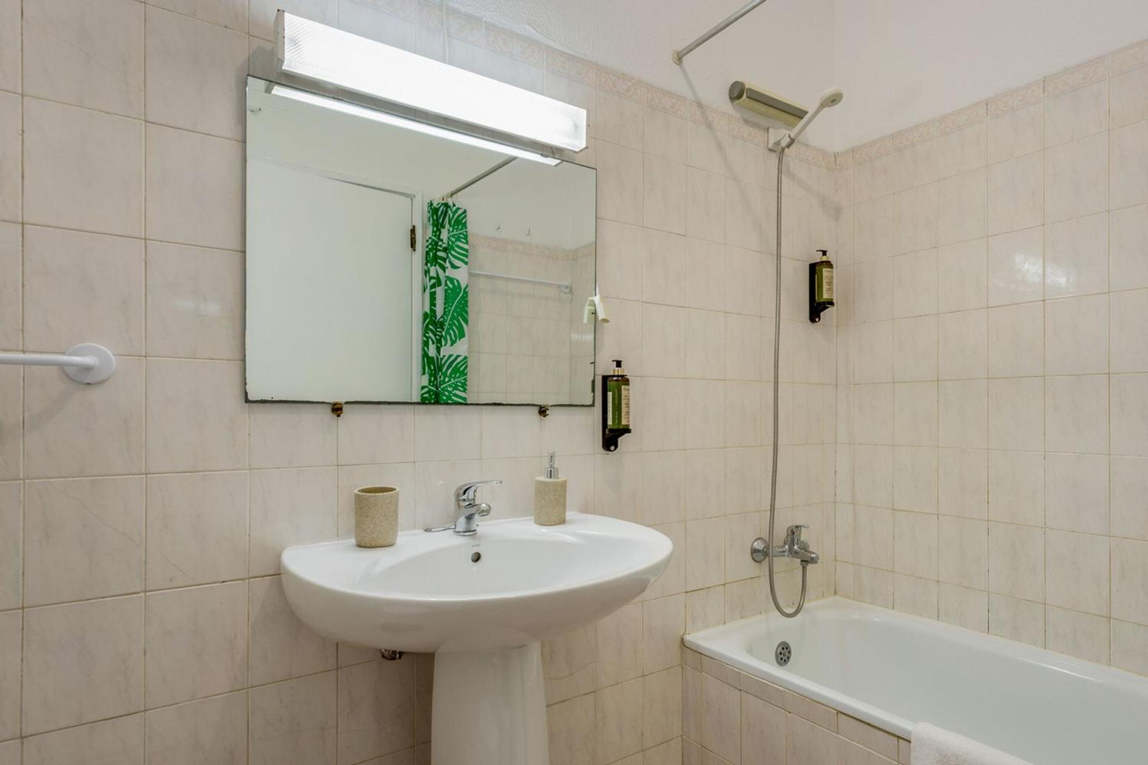 Ocean Breeze 1 BDR Flat in Portimão by LovelyStay view 2