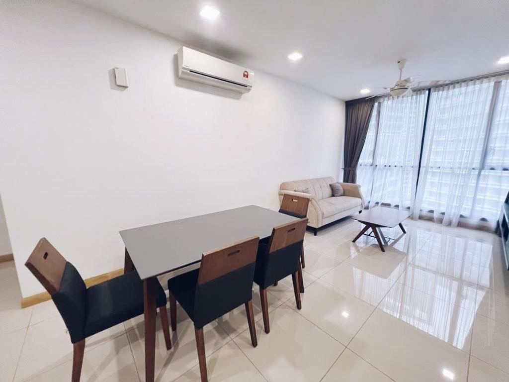 PROMO Connected Train 2 Bedroom ABOVE MALL 9