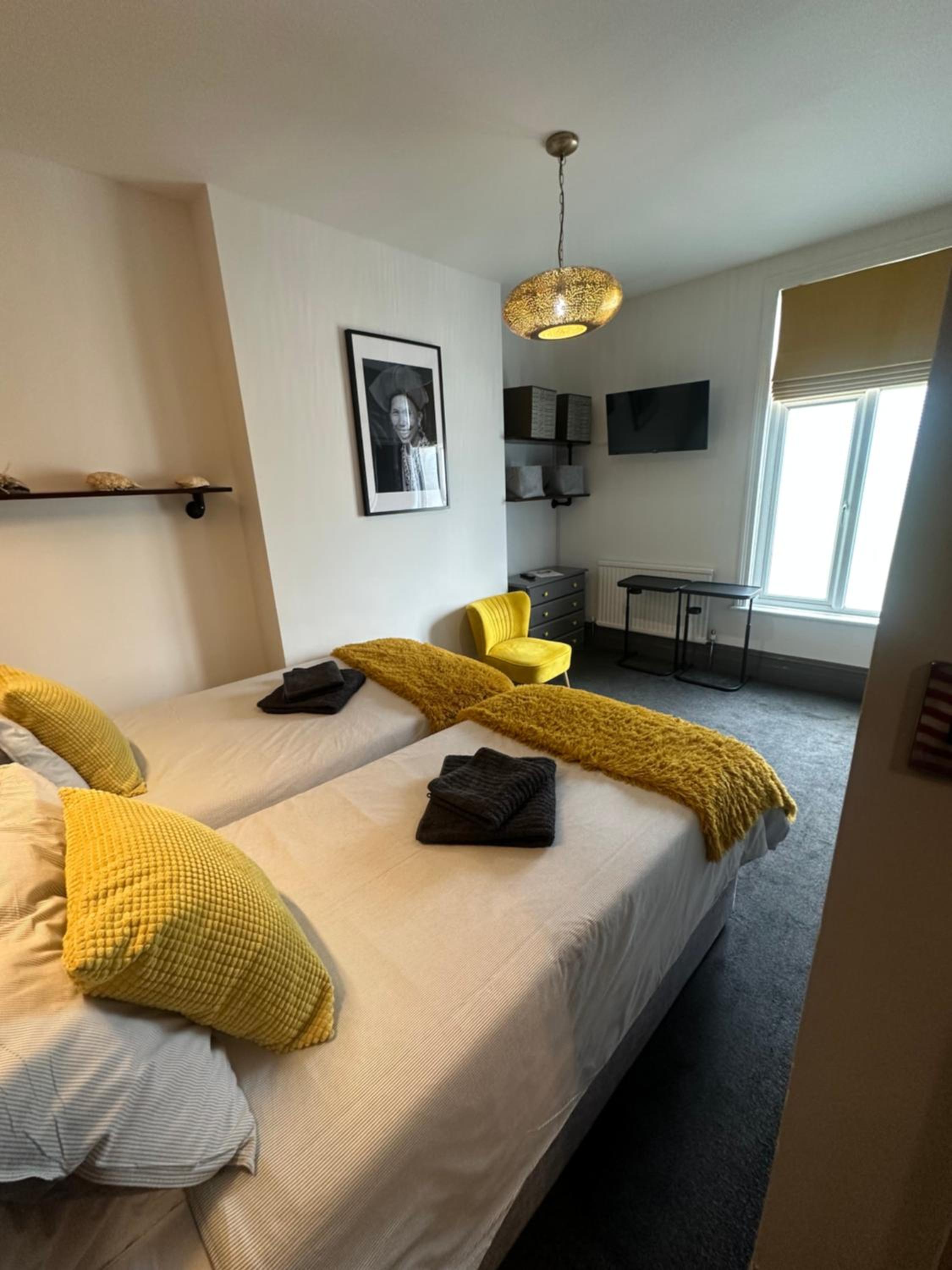 Green Corner Villa - Cosy Luxury in Central Torquay with Free Parking & EV view 5
