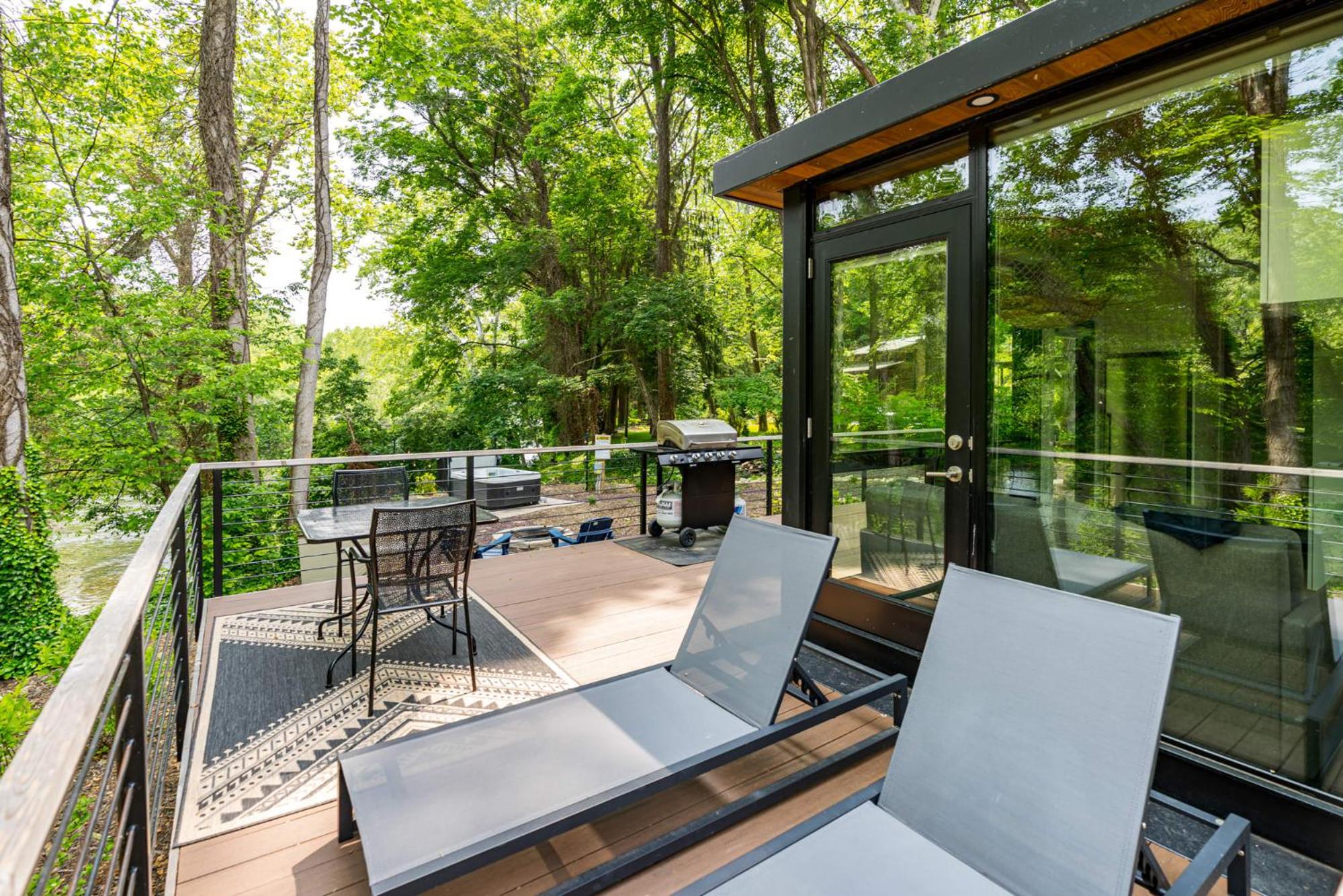 Hotel Cute Riverside Cabin W Hot Tub, Fire Pit, & Kayaks