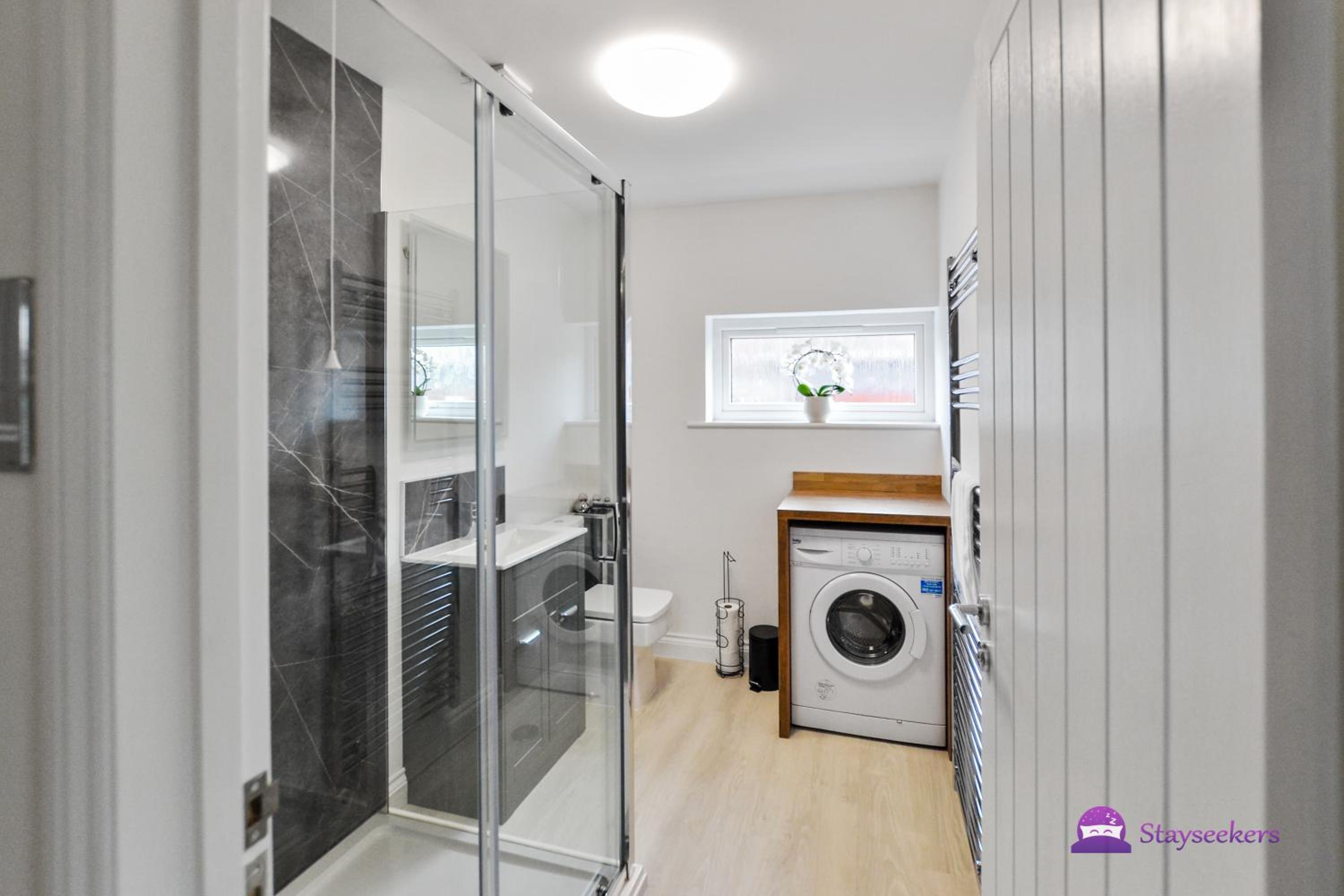 Annie 1 bed Apartment next to rail station - STAYSEEKERS view 3