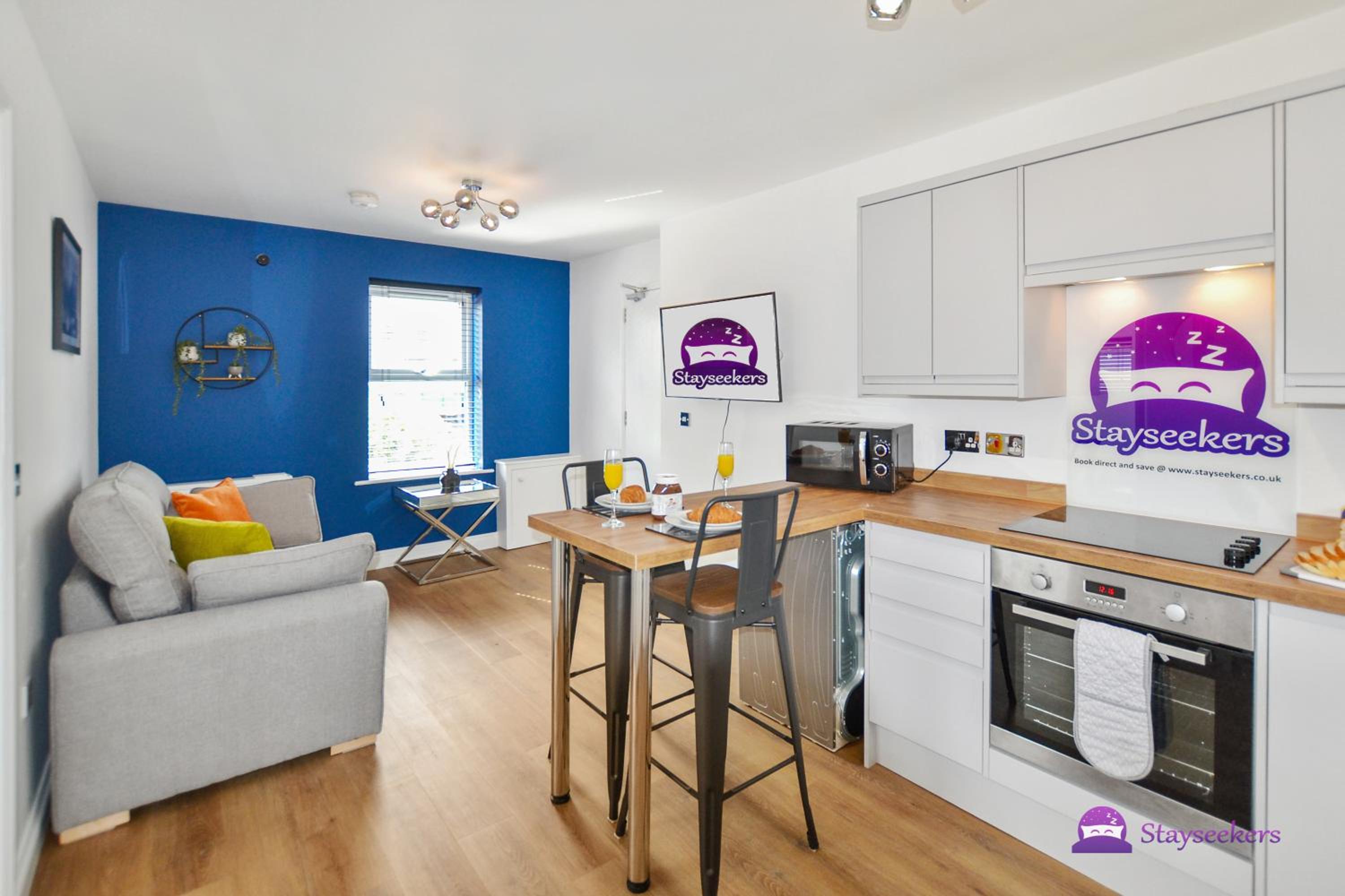 Annie 1 bed Apartment next to rail station - STAYSEEKERS view 2