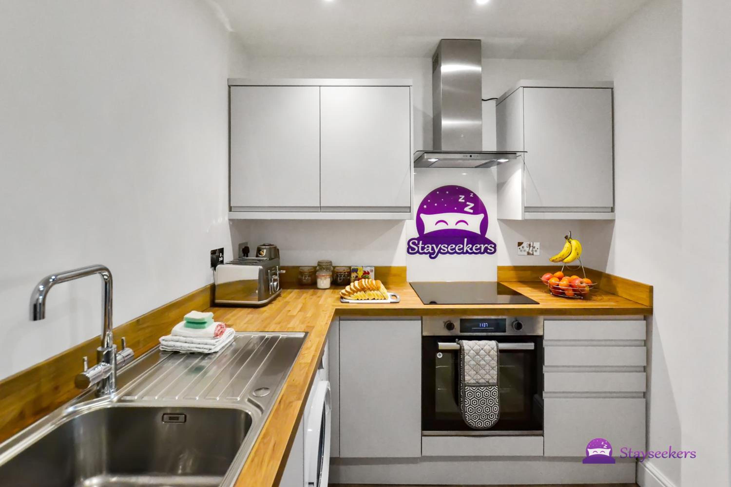 Clarabel Studio Apartment - Stayseekers view 3