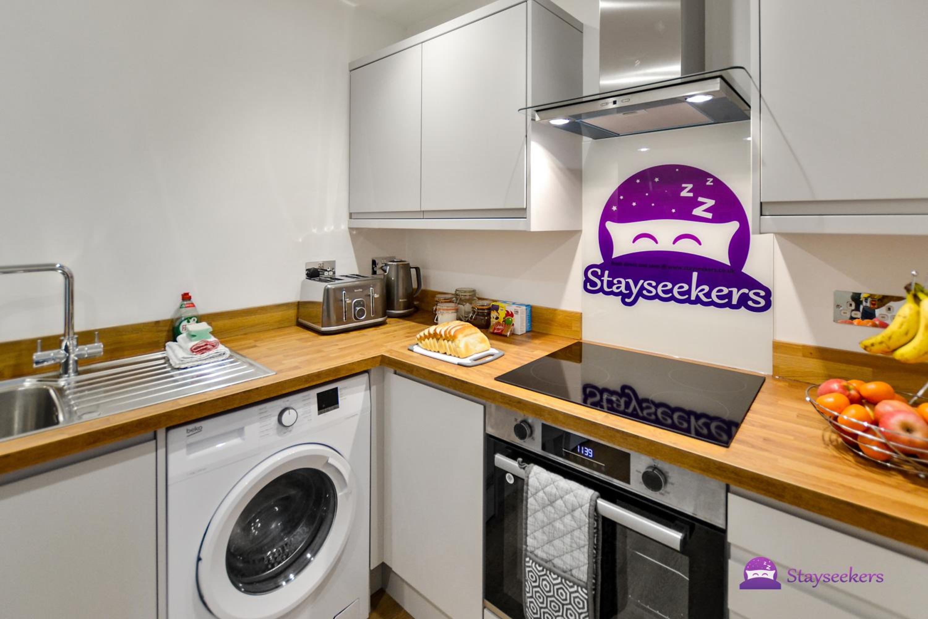 Clarabel Studio Apartment - Stayseekers view 2