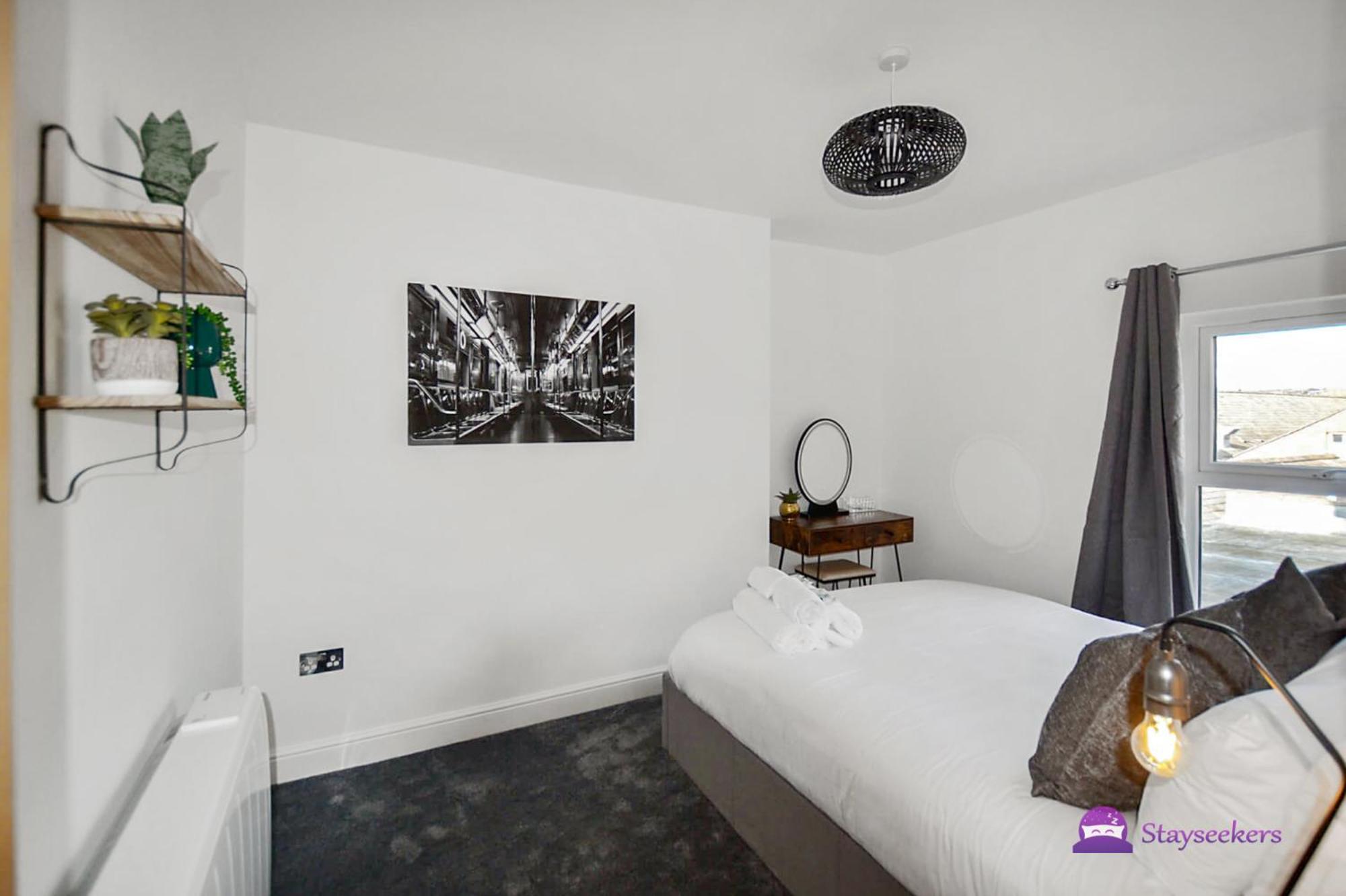 Thomas 1 bed Apartment with cathedral views - STAYSEEKERS view 3