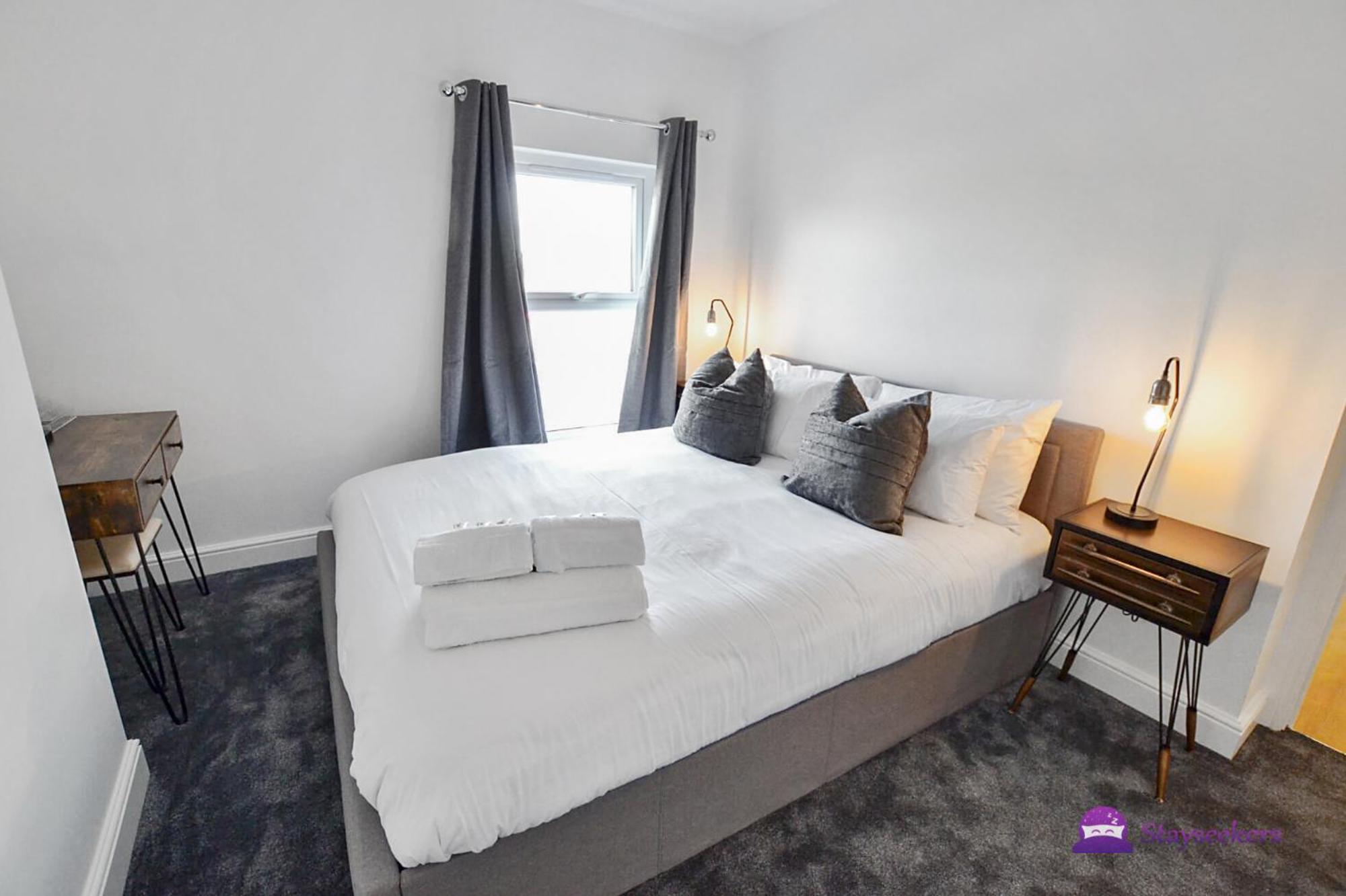 Thomas 1 bed Apartment with cathedral views - STAYSEEKERS view 2
