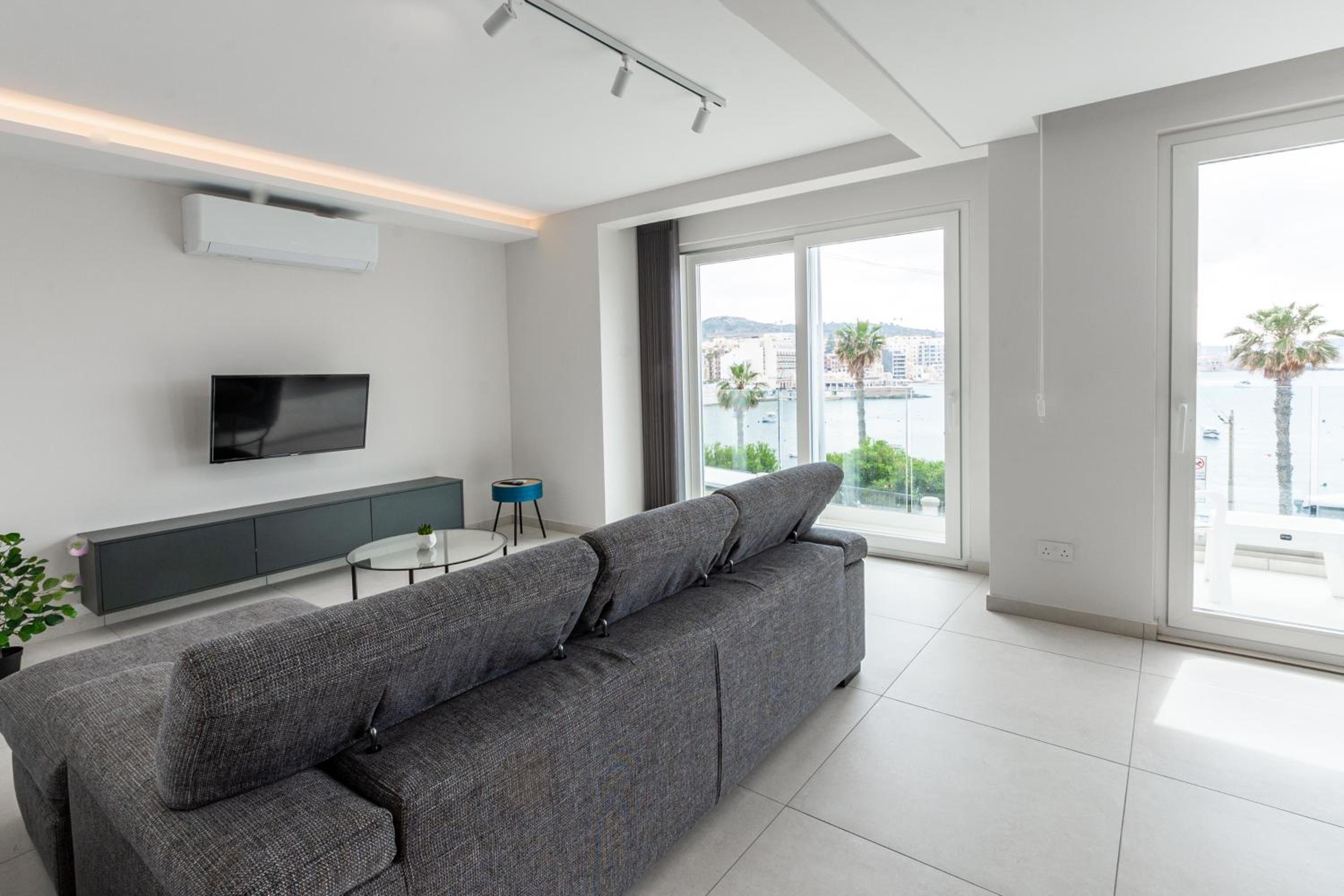Seafront Luxury Apartment photo 4
