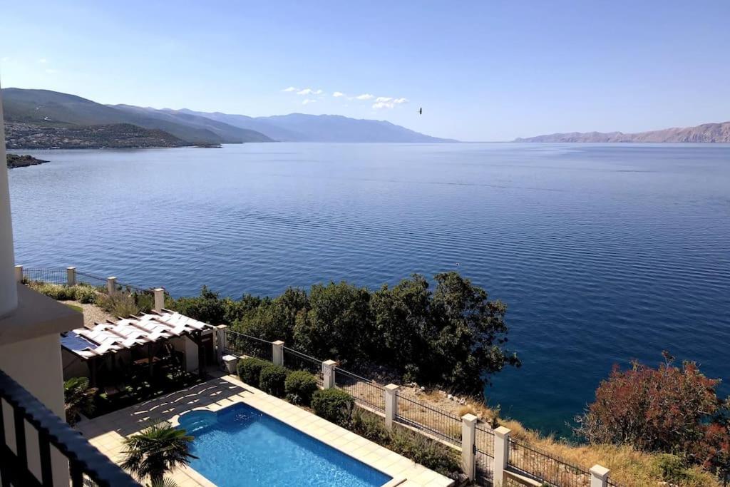 Großzügiges Appartement direkt am Meer mit eigenem Pool - Povile Suites
