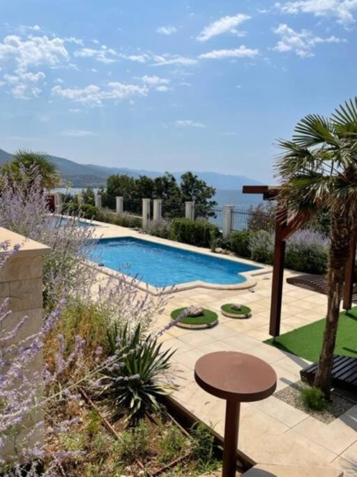 Großzügiges Appartement direkt am Meer mit eigenem Pool - Povile Suites