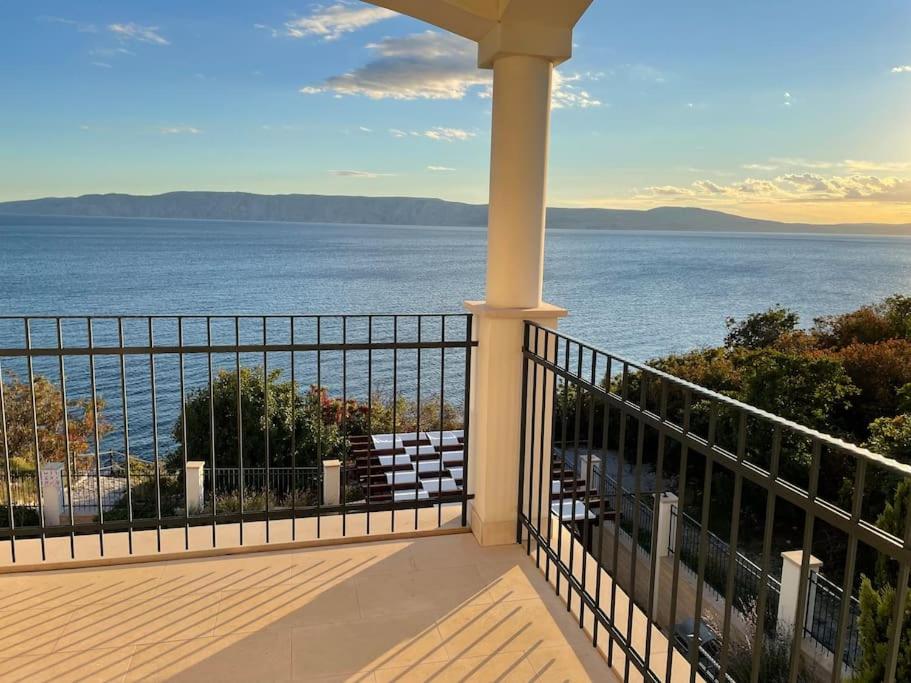 Großzügiges Appartement direkt am Meer mit eigenem Pool - Povile Suites