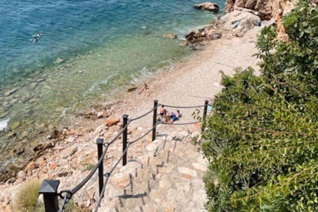 Großzügiges Appartement direkt am Meer mit eigenem Pool - Povile Suites