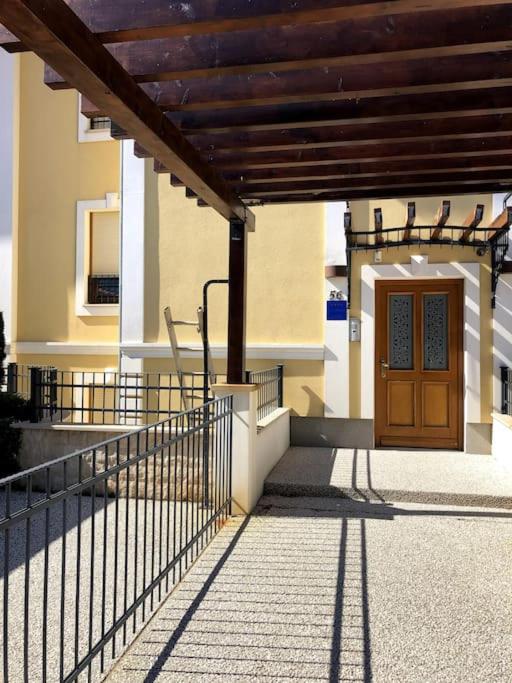 Großzügiges Appartement direkt am Meer mit eigenem Pool - Povile Suites