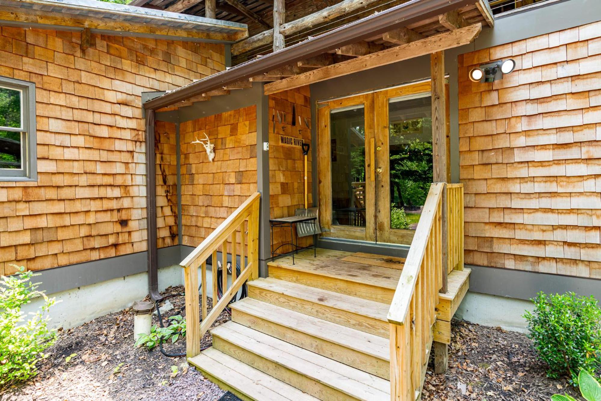 Log cabin w riverfront & hot tub view 3