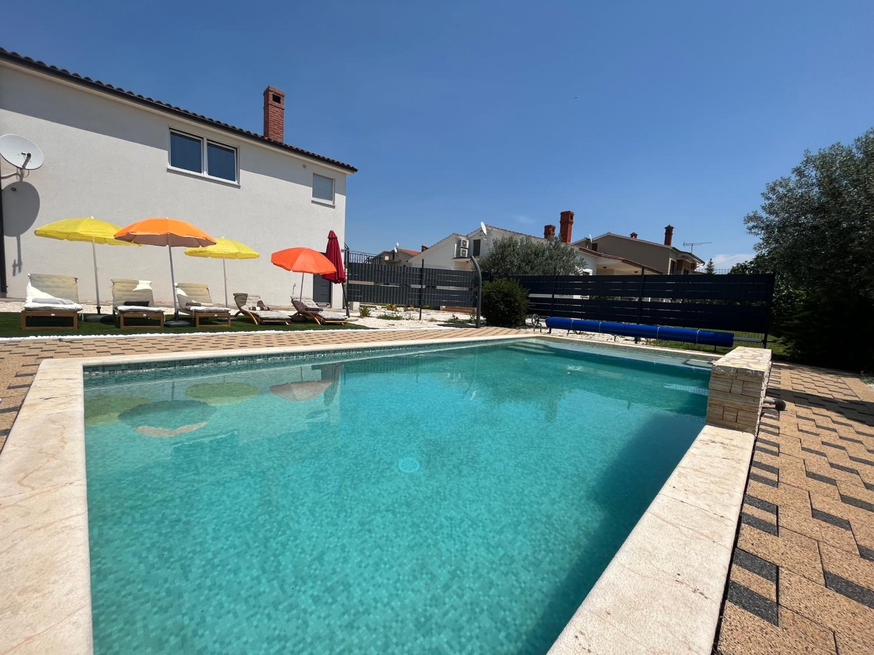 Holiday house with a private heated swimming pool view 3