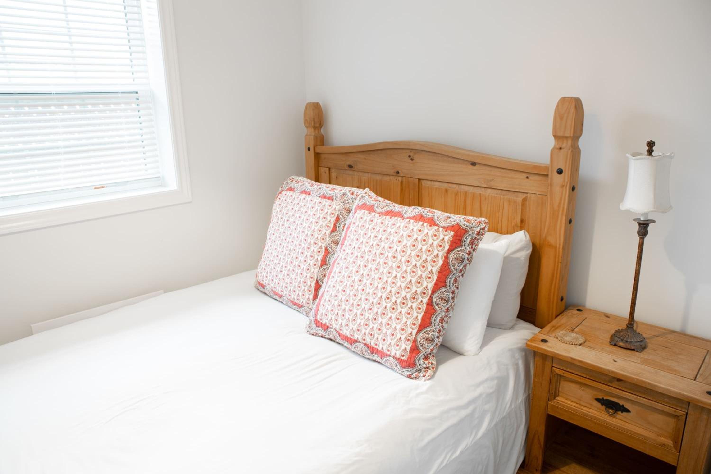 2Bdrm Victorian Style Tiny Home - long stays U7